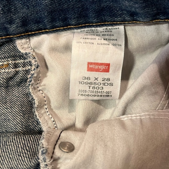 Wrangler mens light wash blue jeans size 36x28 - Picture 4 of 8